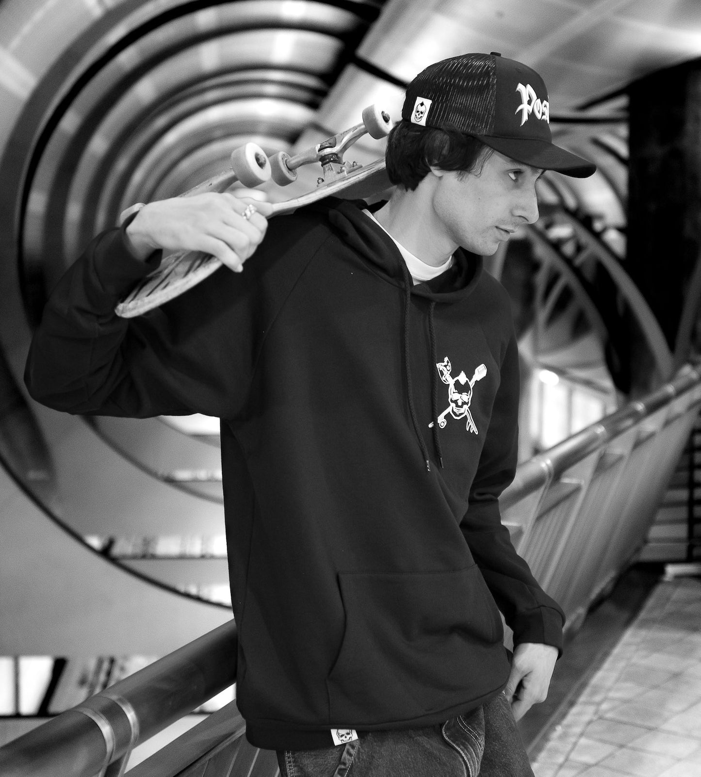 POSEUR LIGHTWEIGHT HOODIE BLACK